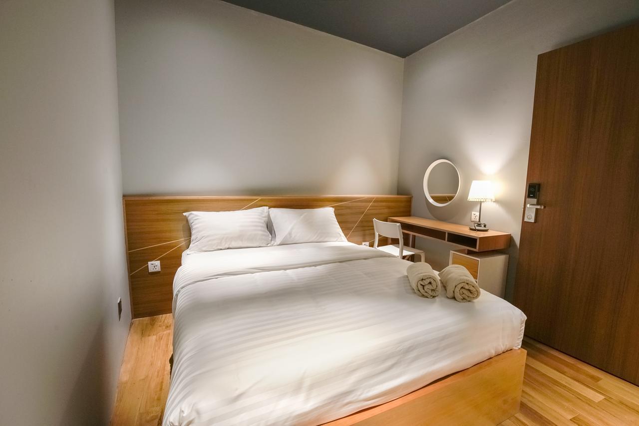 Private Queen Room (Shared Bathroom)
